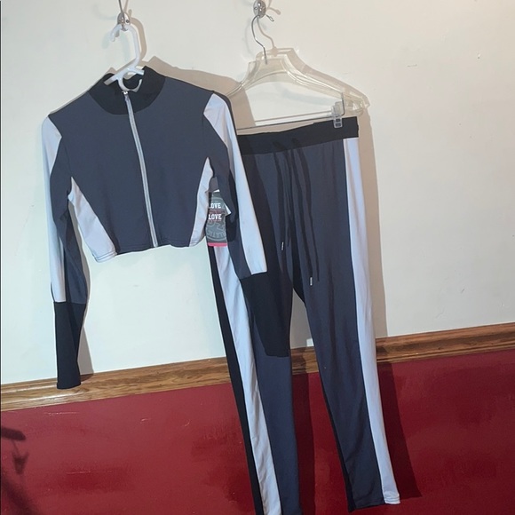 NEW-Black,White&Grey 2-Piece Sweatsuit Outfit! - Picture 2 of 14